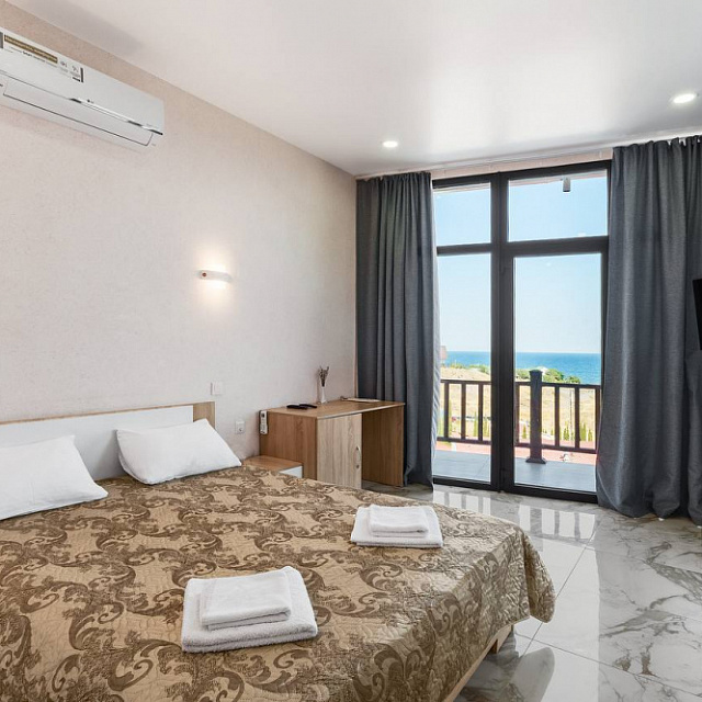 Угловой панорамный с видом на море 